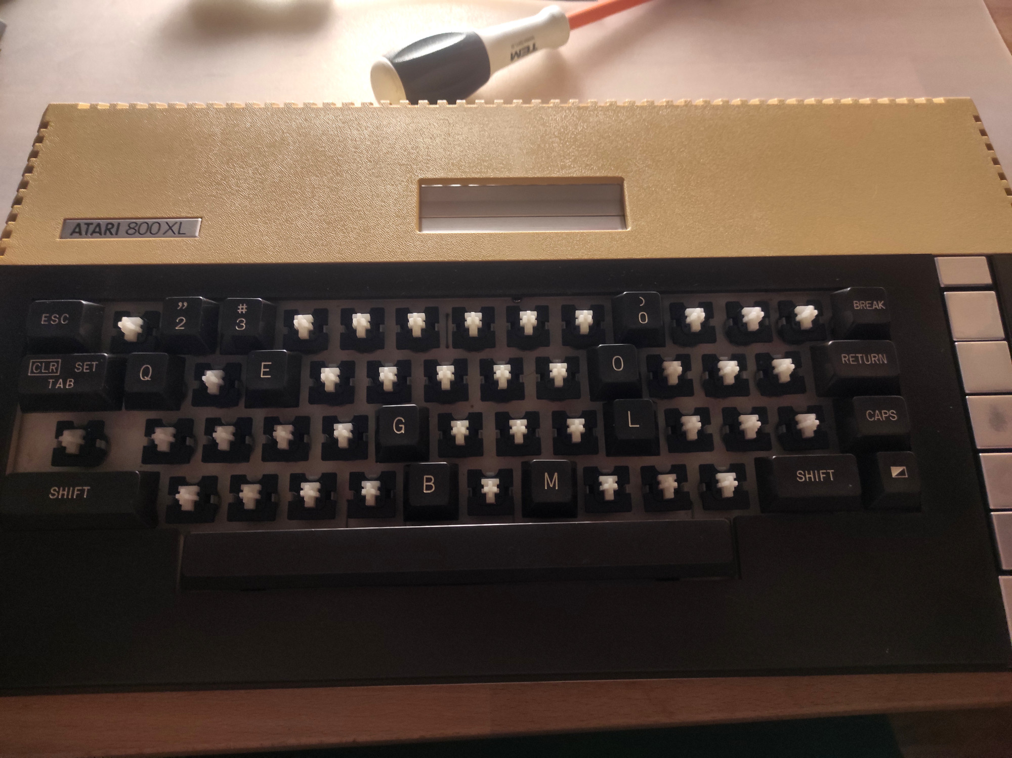 Z poloviny složená klávesnice.