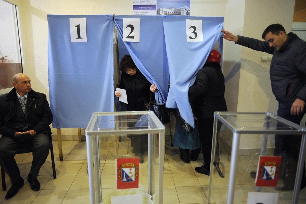 2010-11-referendum-o-pc599ipojenc3ad-krymu-k-rusku.jpg