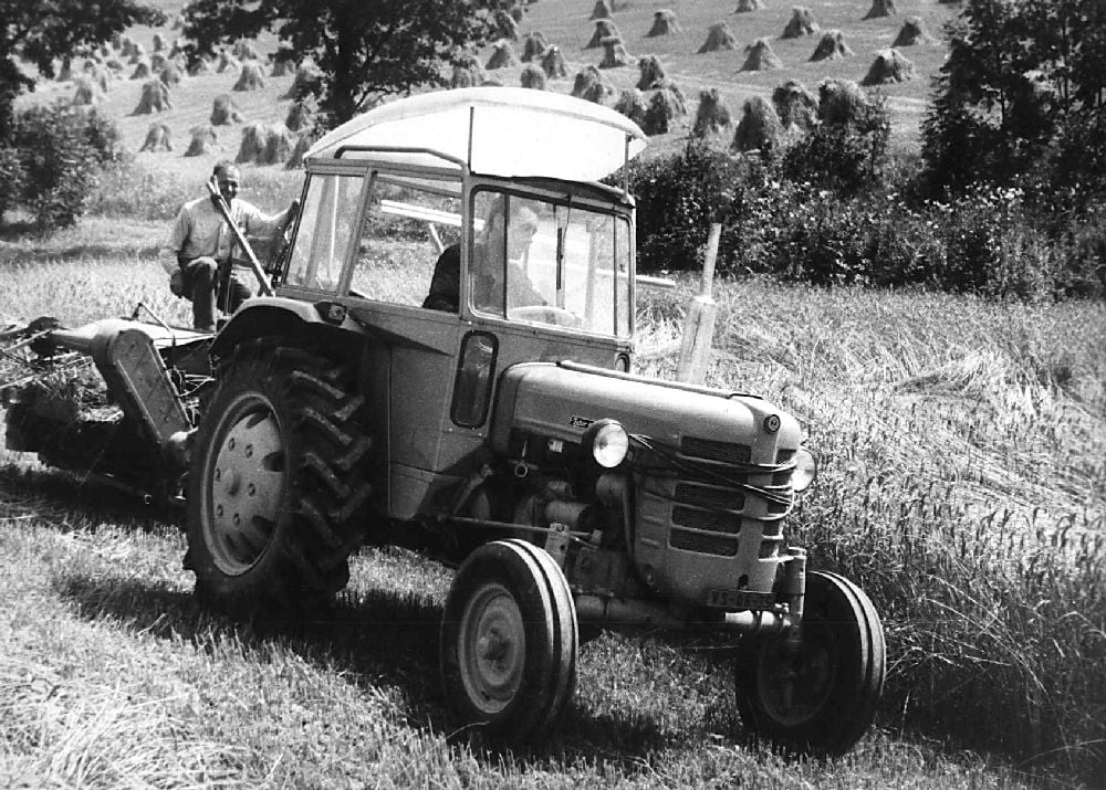 Standardním prvkem unifikované řady se stala bezpečnostní kabina. Její zvedací střecha přispěla k lepšímu pracovnímu prostředí řidiče…