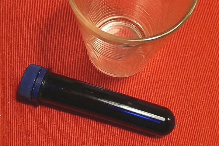 Budoucí láhev na limonádu či minerálku. Konkrétně do této zatím nevyfouknuté pre-formy PET láhve se později vejde 1,5 litru Magnesie.