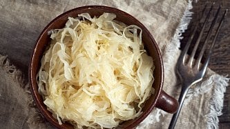 Kysané zelí recept: připravit se dá doma i koupit. Superpotravinu plnou probiotik lze dusit i zapékat