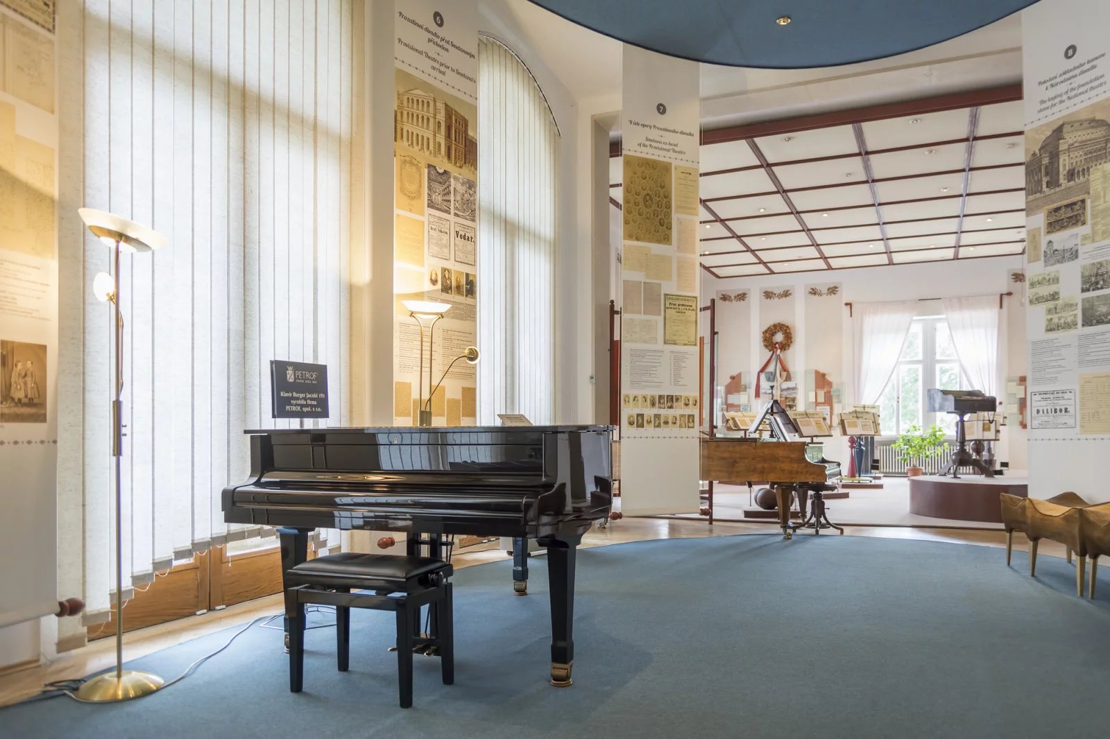 Muzeum Bedřicha Smetany sídlí na vltavském břehu v těsné blízkosti Karlova mostu v budově bývalé Staroměstské vodárny postavené v letech 1883–1884 podle plánů architekta Antonína Wiehla na místě, kde původně stávaly staroměstské mlýny. Její architektonickou kompozici ještě umocnila bohatá sgrafitová výzdoba podle návrhů českých malířů Josefa Ženíška a Mikoláše Alše a díky tomu patří budova Smetanova muzea k nejkrásnějším novorenesančním stavbám v Praze.