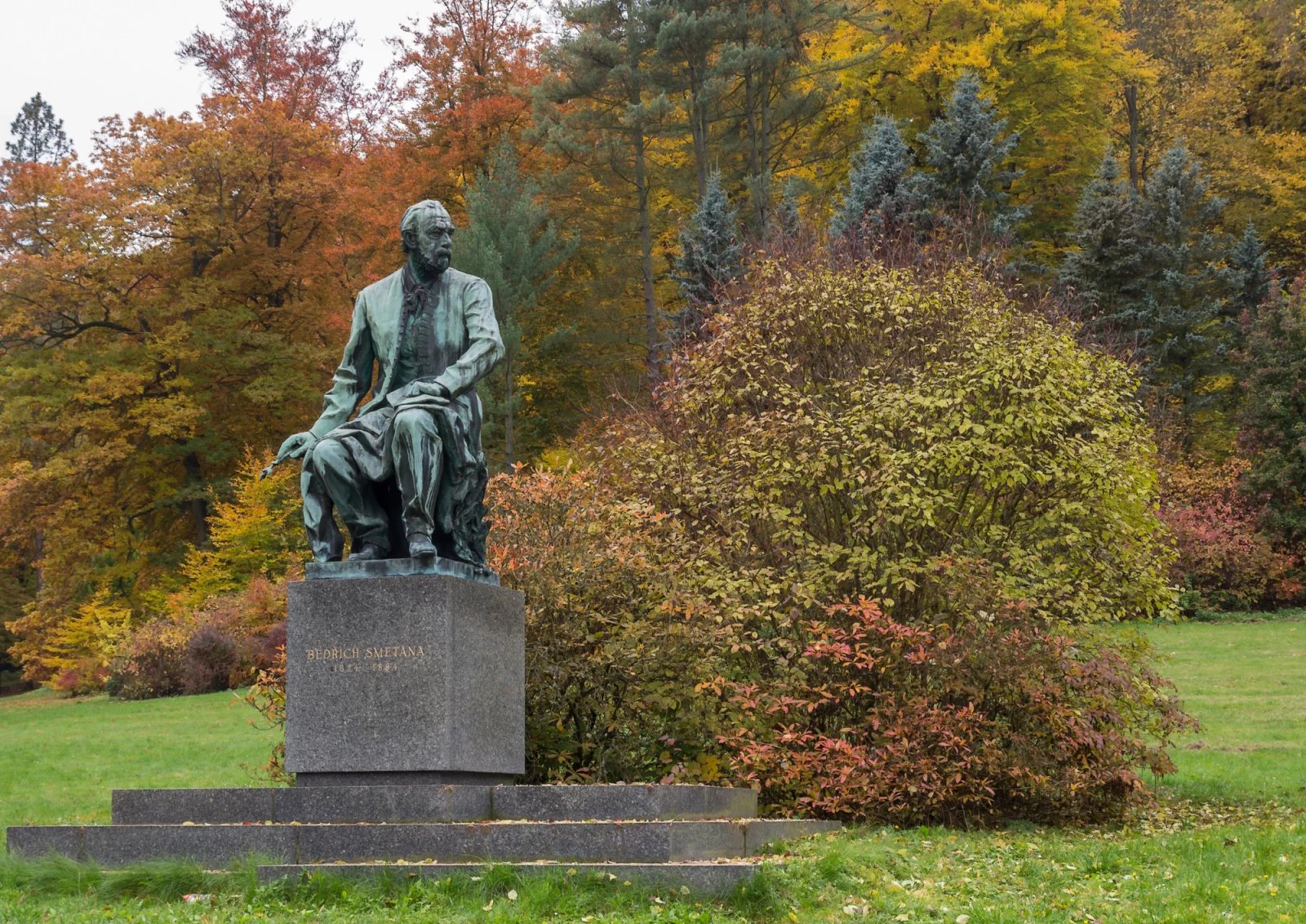 Pomník Bedřicha Smetany v Karlových Varech vznikl na památku prvního českého koncertu v tomto městě, který se zde uskutečnil dne 19. července 1933. Je umístěn v jižní části města v sadech u Poštovního dvora. Sedící socha v životní velikosti pochází z roku 1949, autorem díla je český sochař Josef Wagner.