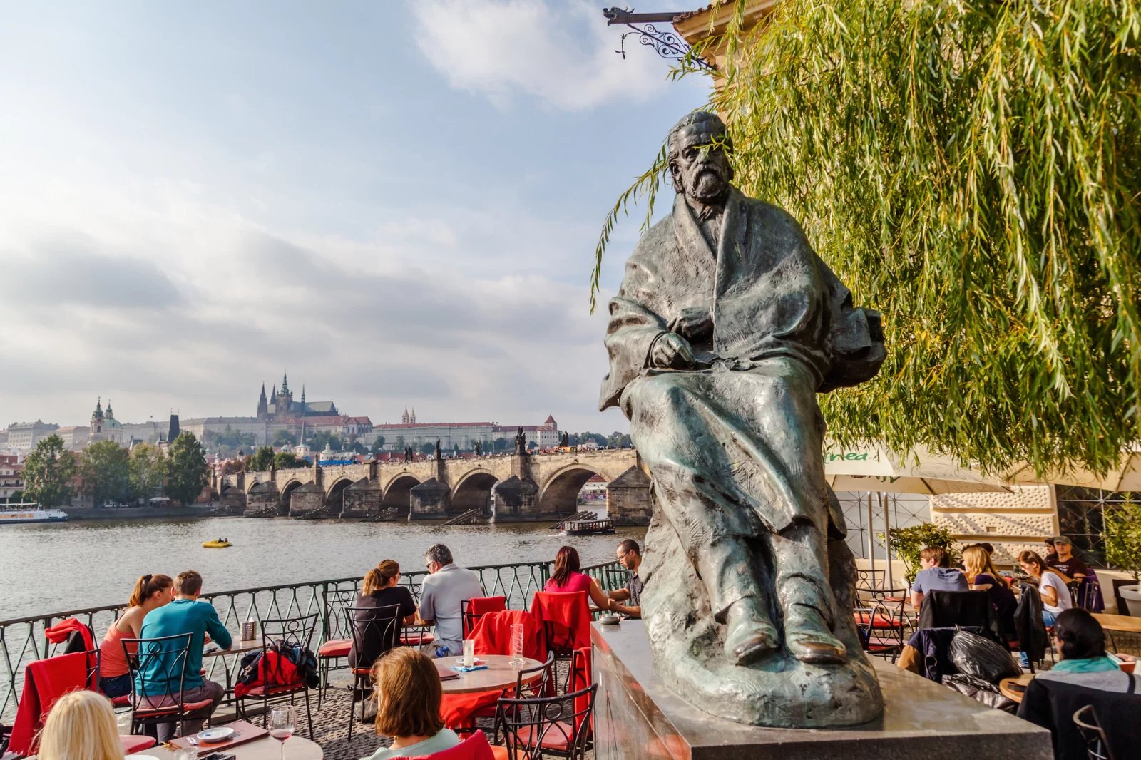 Na konci pražského Novotného lávky před Muzeem Bedřicha Smetany byla 4. června 1984 u příležitosti oslav stého výročí úmrtí odhalena více než dva metry vysoká bronzová plastika slavného skladatele, jejímiž autory jsou Josef Malejovský a Bedřich Hanák.