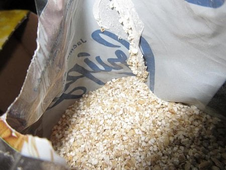 Nebezpečné potraviny - Muoi Nguyen Van, Děčín-Chrochvice, obilné výrobky. Uvnitř výrobků byla zjištěna přítomnost živých i mrtvých škůdců a stop po jejich činnosti. Potraviny měly prošlé datum minimální trvanlivosti. Obaly výrobků byly znečištěny činností škůdců - pavučinky. Výskyt mrtvých a živých škůdců byl zjištěn i na prodejním regále.