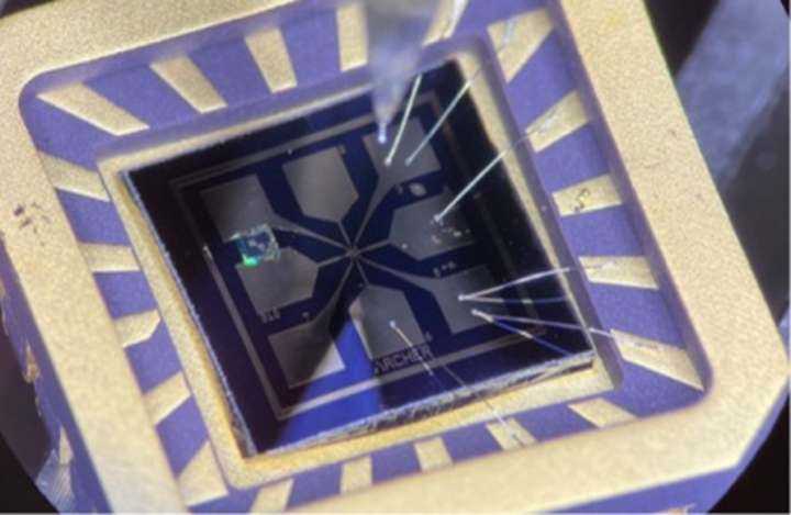 4×4 mm čip od Archeru. Pravděpodobně obsahující jeden qubit