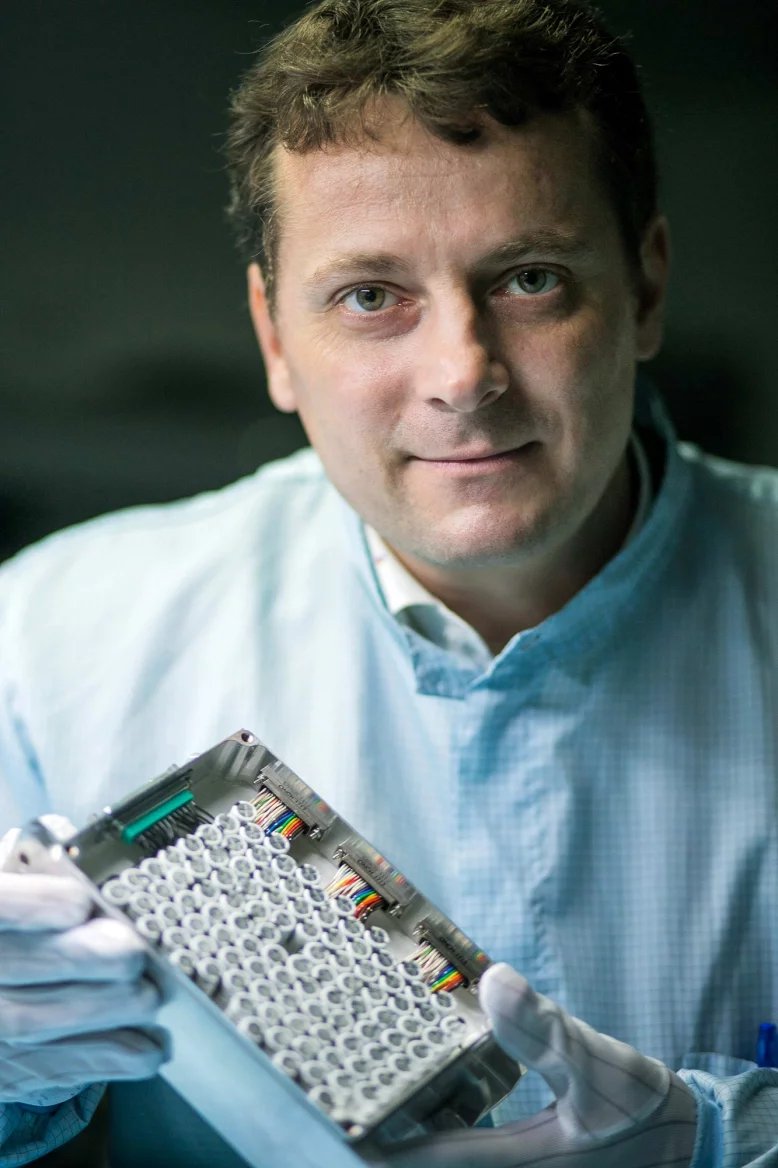 Banka superkapacitorů pro telekomunikační satelity