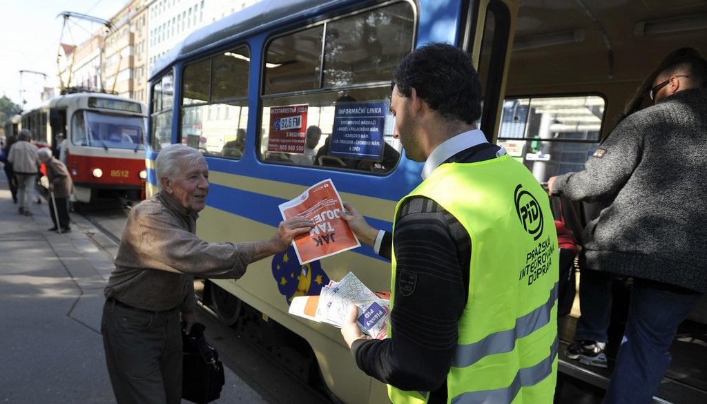 2014-12-cestujc3adcc3ad-se-pokouc5a1ejc3ad-orientovat-v-novc3bdc