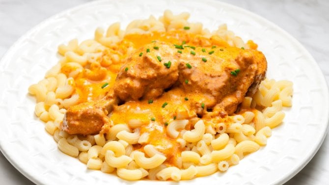 Kuře na paprice recept: řecký jogurt místo smetany dodá jídlu extra dávku bílkovin