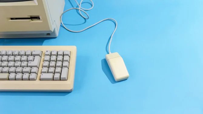 Stará myš k počítači