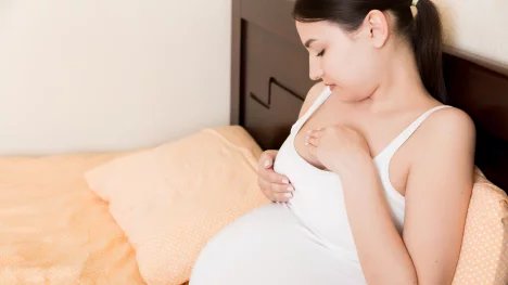 Nic to není, říká část lékařů o bulce v prsu během těhotenství, při kojení či IVF. Jenže to může být rakovina