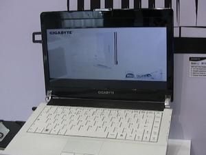 Booktop M1305 nabízí 13,3 palců velký displej a může být vybaven až 8 gigabity DDR3 paměti