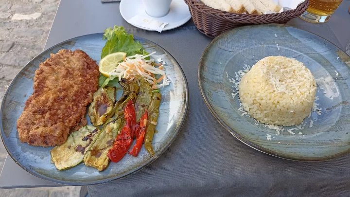 Smažený albánský řízek s grilovanou zeleninou