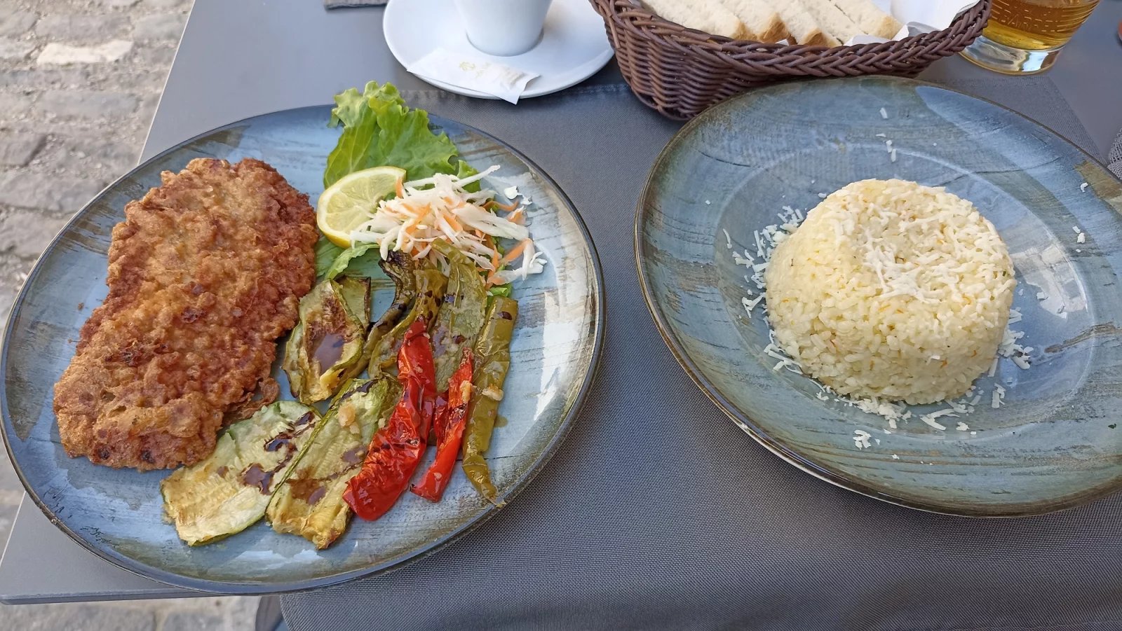 Smažený albánský řízek s grilovanou zeleninou