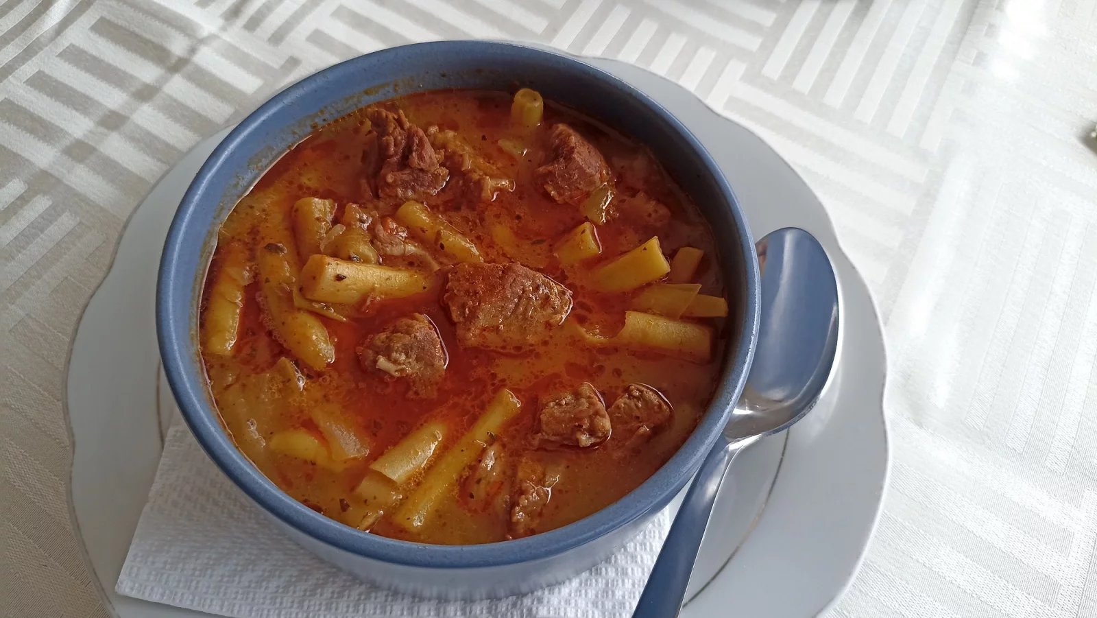 Jídlo podobné českému kotlíkovému guláši se zeleninou okra