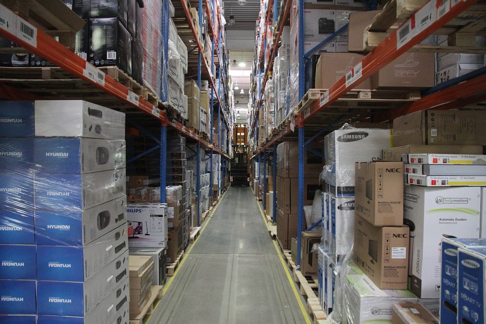 K zaskladňování a vyskladňování paletových regálů se používají tzv. VNAčka neboli Very Narrow Aisle Trucks. Jedná se o speciální vysokozdvižné vozíky, které jezdí v uličce a zakládají vidlemi do boku. Díky tomu může být mezi jednotlivými regály ulička široká "jen" 1,7 metru. 