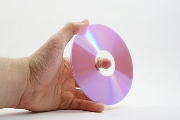 <p>Správné držení disku zabraňuje jeho znečištění</p>