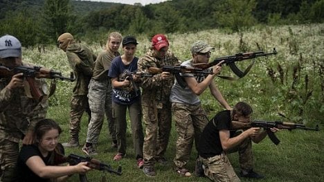 Náhledový obrázek - Ukrajinští nacionalisté trénují děti střílet Rusy