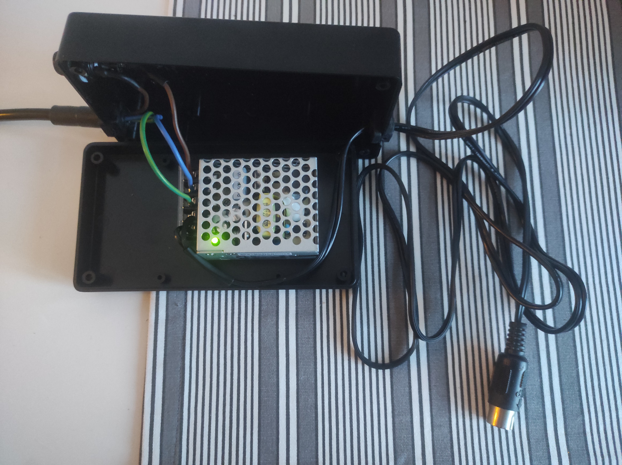 Zkompletovaný nový zdroj.