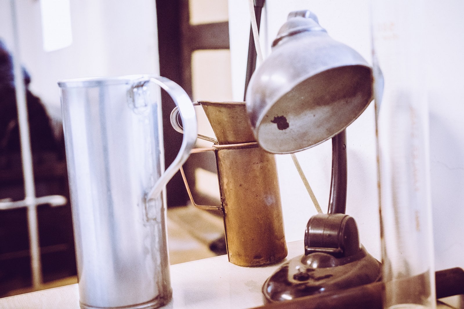 Vybavení pálenice na pracovním stole - džbány a lampa