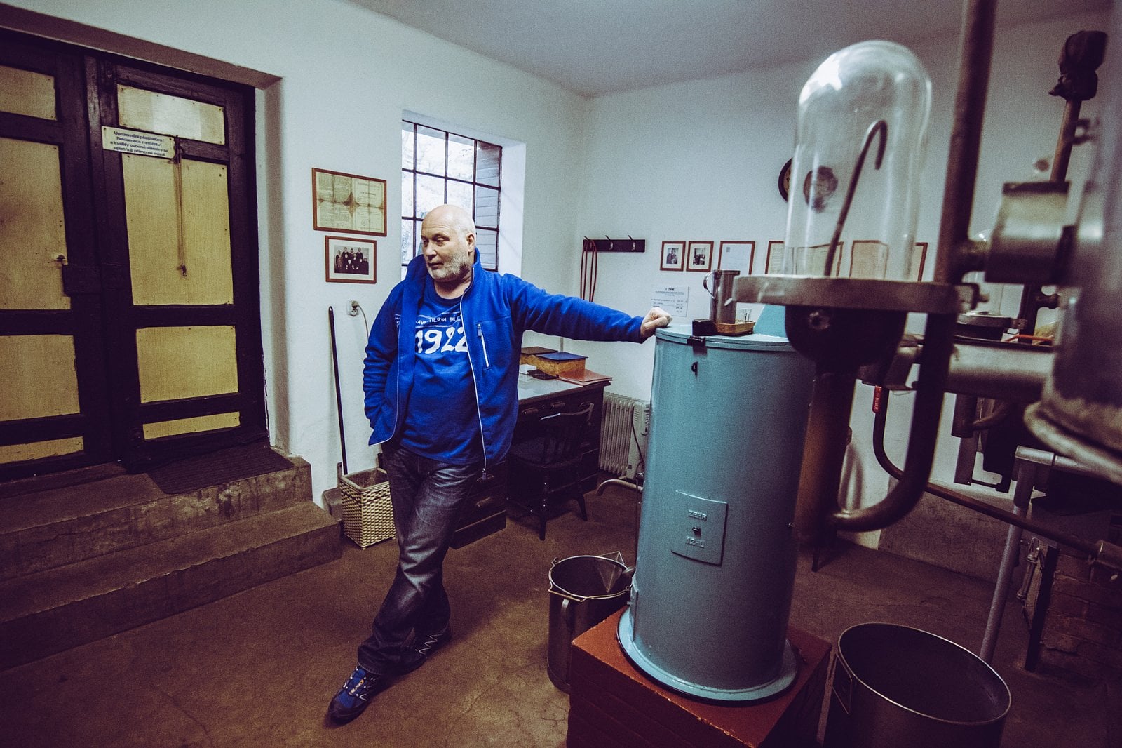 Radek Navrátil u kotle a v pozadí původní vstupní dveře