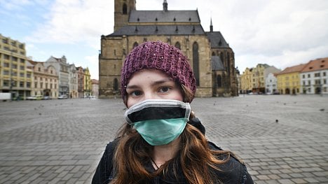 Náhledový obrázek - Ven jen se zakrytým obličejem. Nové pravidlo začne platit o půlnoci