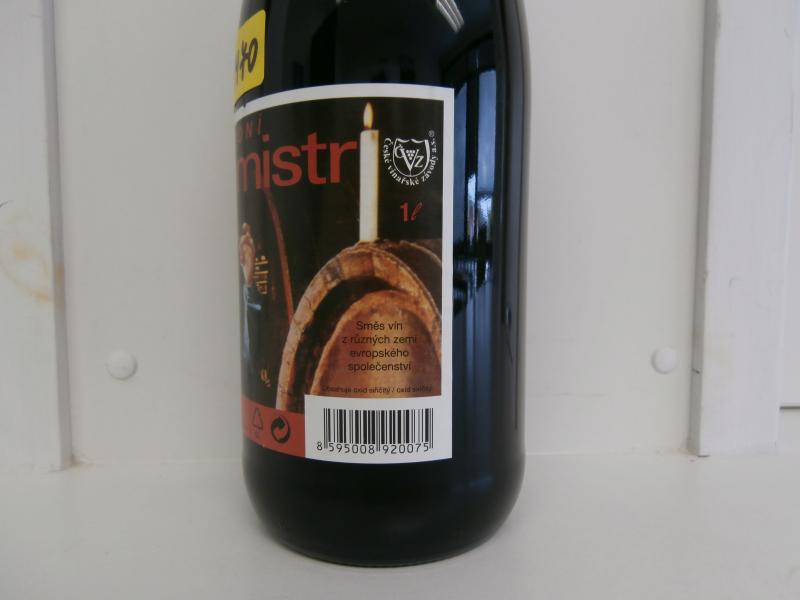 Další podivný Sklepmistr: prodejce nedoložil původ výrobku. Do vína byl přidán syntetický glycerol. V chuti a vůni vína byly patrné nežádoucí biologické procesy a sirka (způsobují ji nežádoucí mikroorganismy produkující sirovodík).
