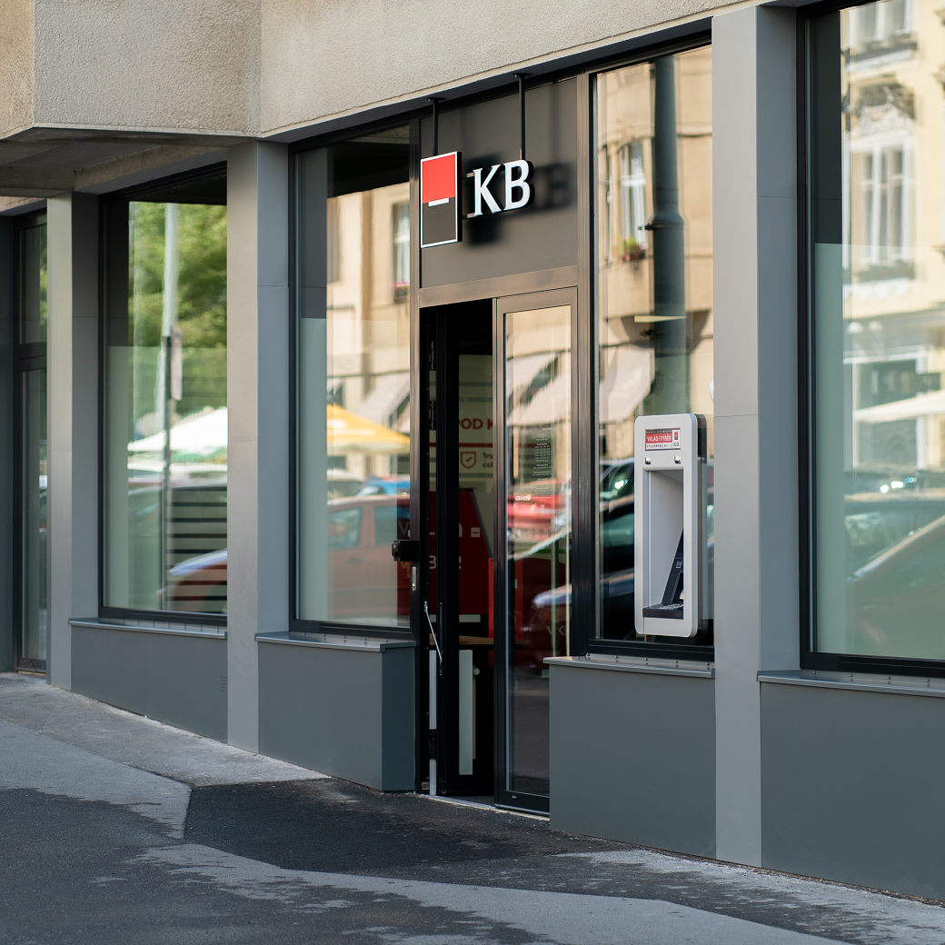Nový koncept poboček Komerční banky představený ve čtvrtek 23. 9. 2021. Fotografie je z pobočky v Praze - Dejvicích.