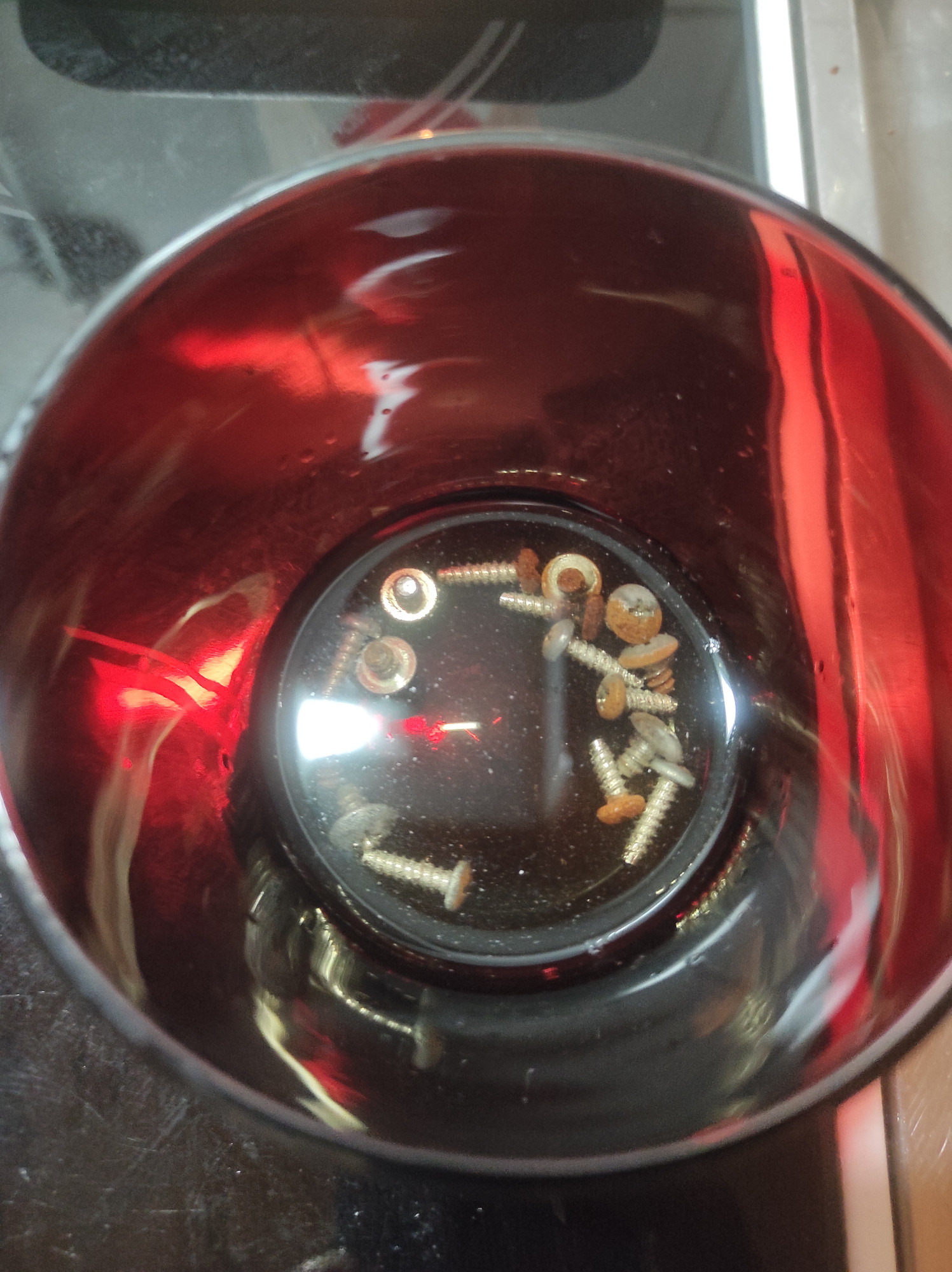 Šroubky naložené v běžném kuchyňském octu.