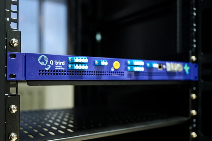 Autor: Q*Bird Falqon, multipoint-to-multipoint switch pro kvantovou distribuci klíčů