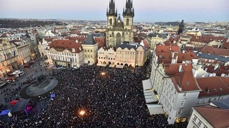 Náhledový obrázek - Staroměstské náměstí zaplnily tisíce lidí, žádaly odchod premiéra