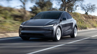 Model Y je druhé nejprodávanější osobní auto na světě, které se vyznačuje dostatečně prostorným interiérem, velkým kufrem a dojezdem cca 530 km na jedno nabití.
