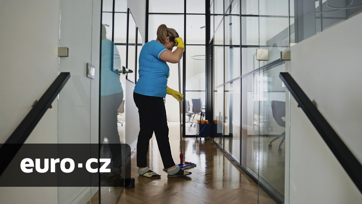 Tisíce nových bytů, tisíce metrů chodeb a schodišť. „Neviditelná“ práce úklidu bytových domů by bez Ukrajinek nefungovala