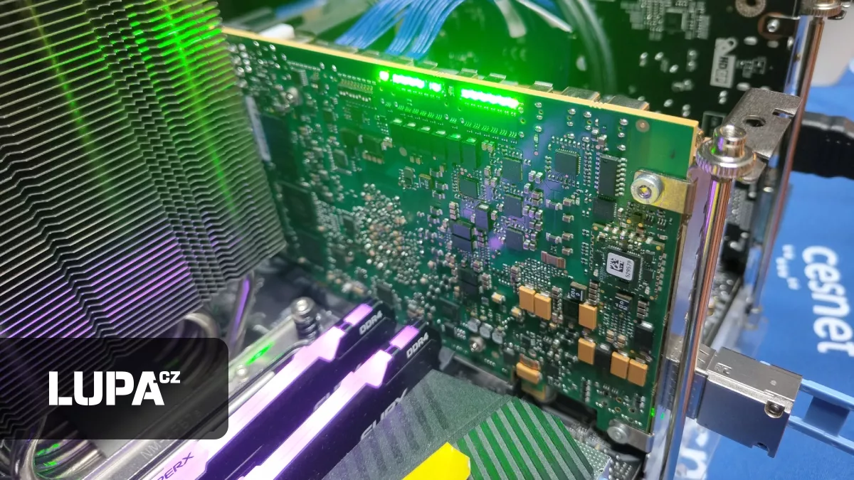 Jedna z prvních na světě: Takto vypadá česká akcelerační síťovka s rychlostí 400 gigabitů za sekundu