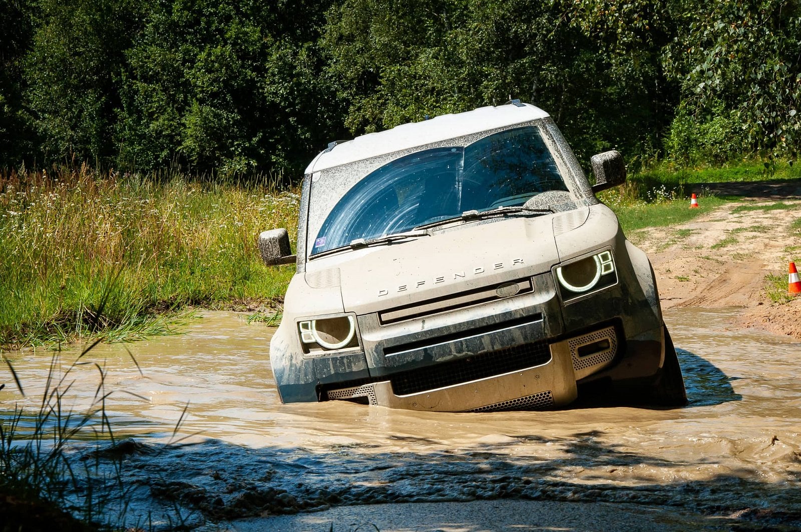 2020-10-lr-defender-v-terenu-21.jpg