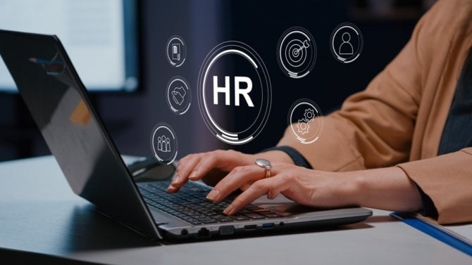 Člověk pracující na počítači v oboru HR s umělou inteligencí