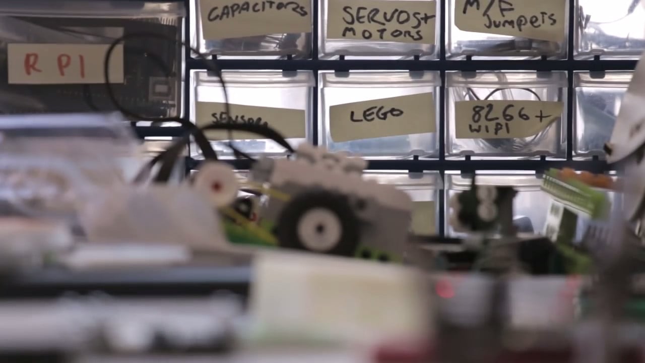 Podle obrázků z vývoje propojují vývojáři skutečně různé prvky: Lego, servomotory, Raspberry Pi, ESP8266 a další.