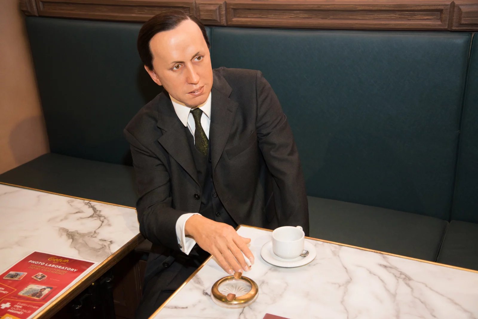 Karel Čapek v pražském muzeu voskových figurín