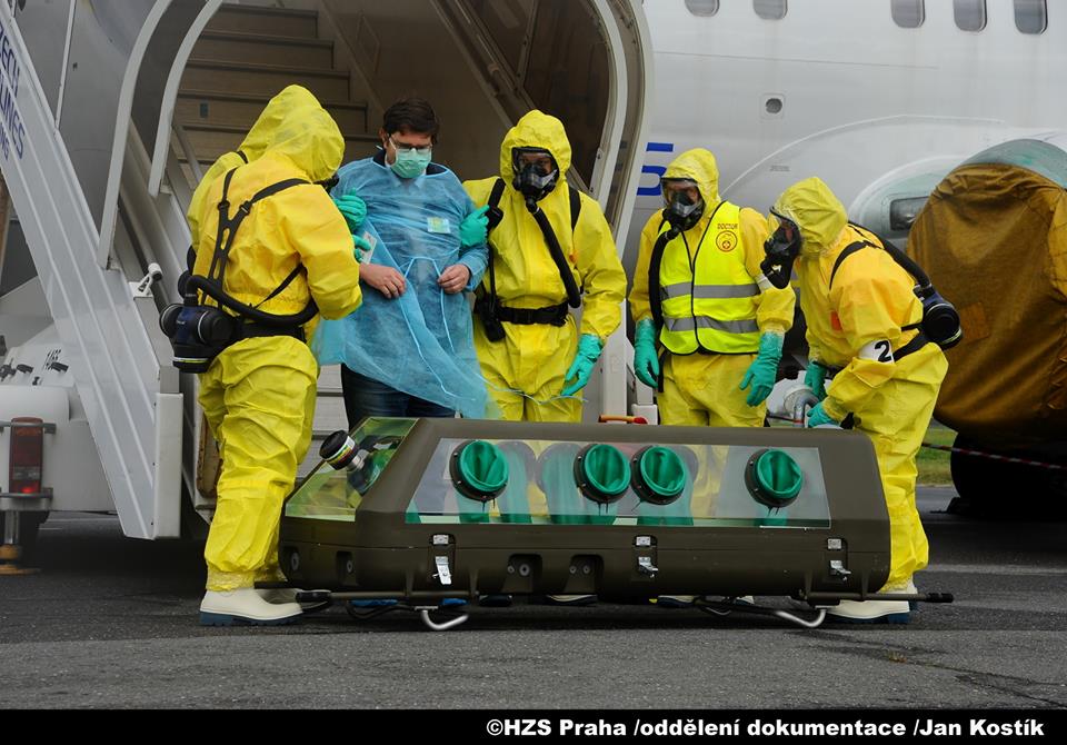 Lidé s příznaky eboly musí být dopraveni do nemocnice