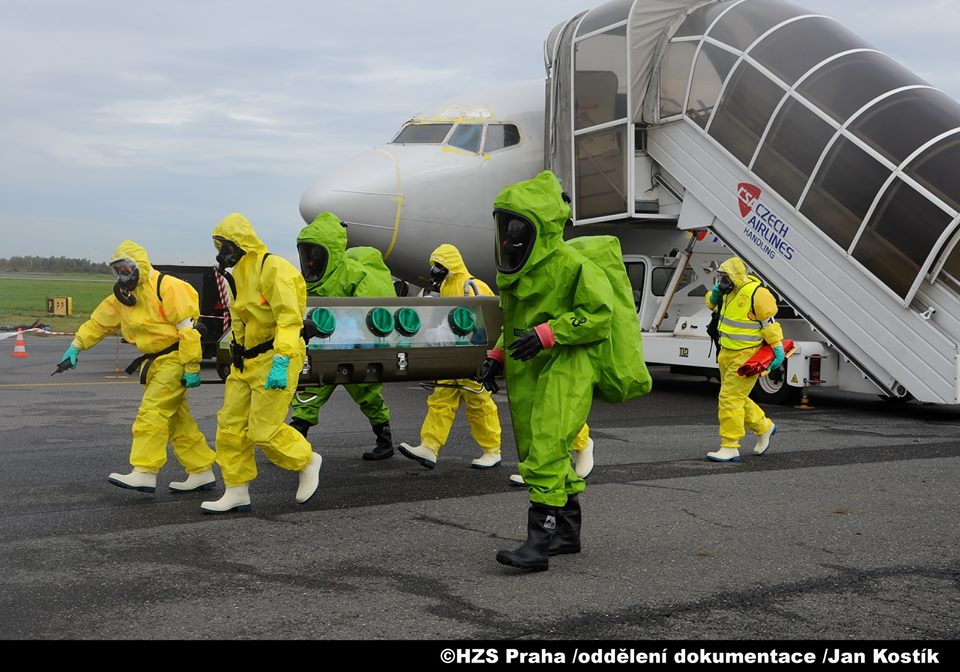 Lidé s příznaky eboly musí být dopraveni do nemocnice