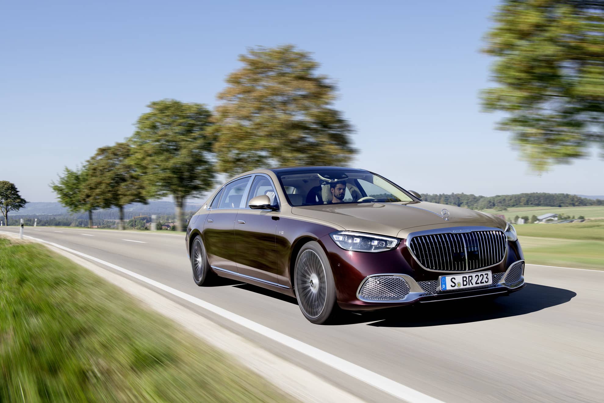 Za dvanáctiválcový Mercedes-Maybach S 680 dáte 5,5 milionu. Dvoubarevná karoserie stojí dalších 380 tisíc