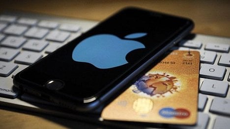 Náhledový obrázek - V Česku startuje Apple Pay, platit se dá iPhony i chytrými hodinkami