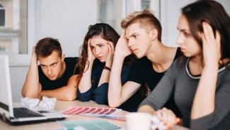 čtyři lidé před počítačem, frustrace, zoufalství