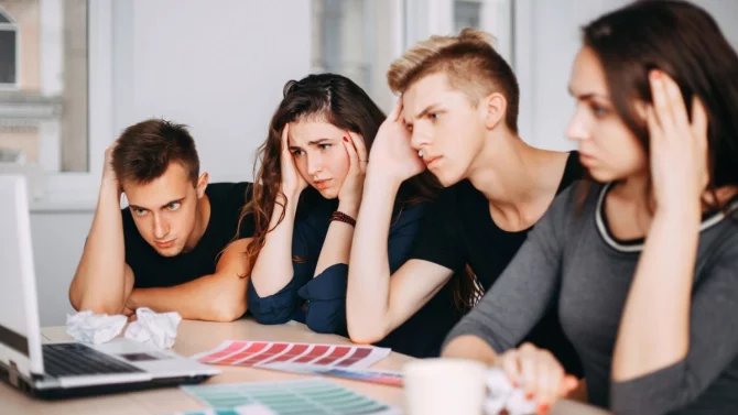 čtyři lidé před počítačem, frustrace, zoufalství