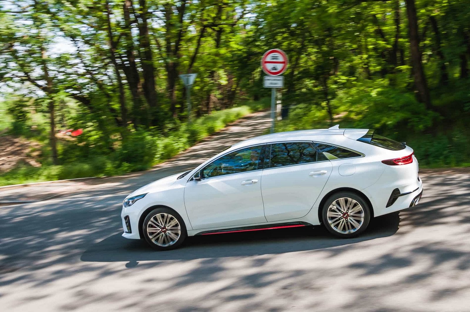 2019-05-kia-proceed-gt-29.jpg