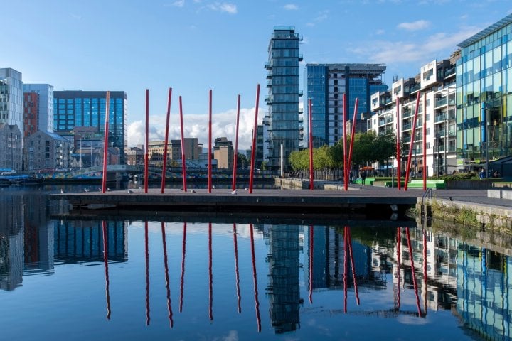 Moderní stavby a Red Sticks Dublin navržené umělkyní Marthou Schwartzovou v módní dublinské čtvrti Grand Canal Dock