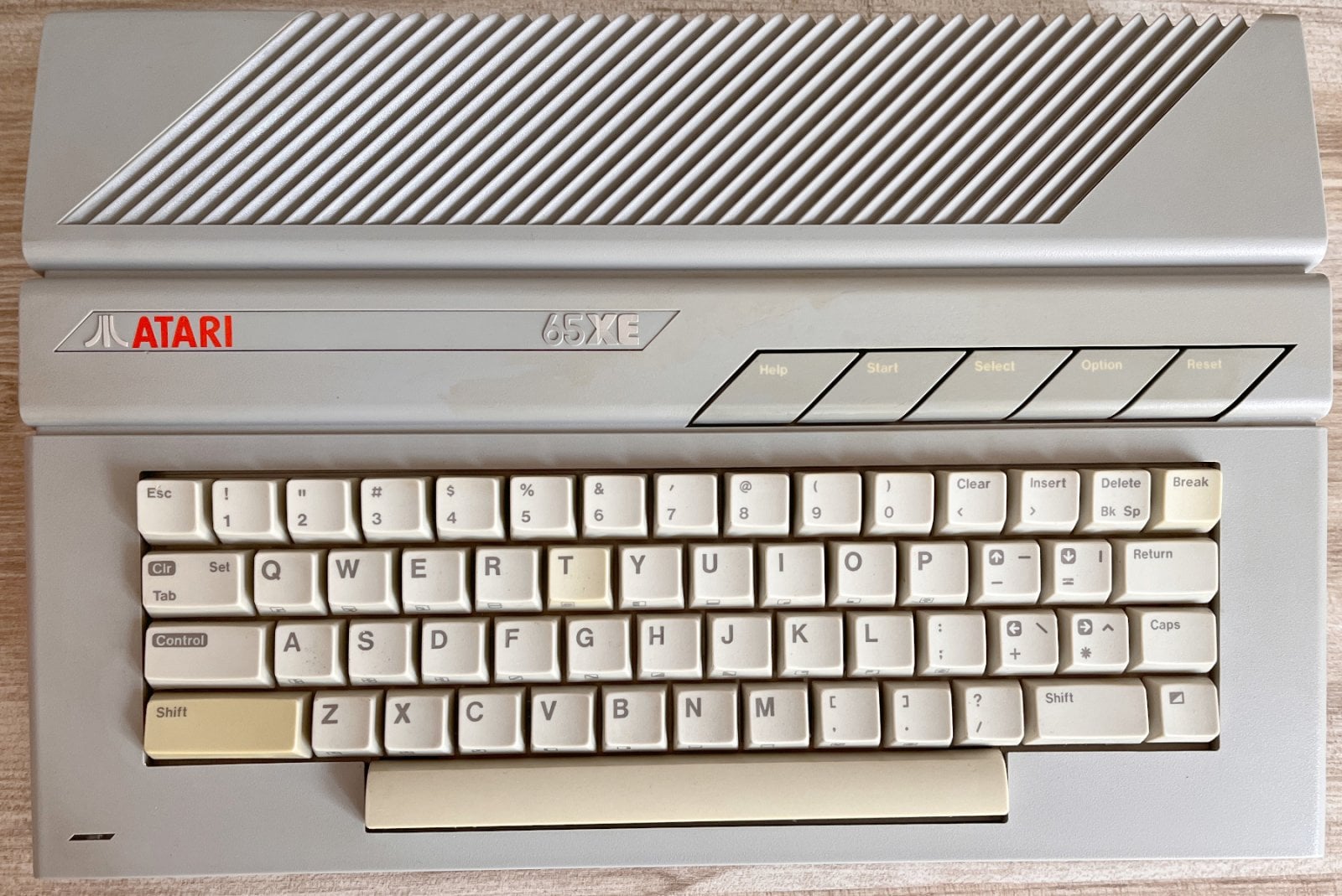 Doručený Atari 65XE.
