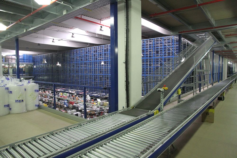 Než jsme dorazili o patro níž, byly už dávno pryč.