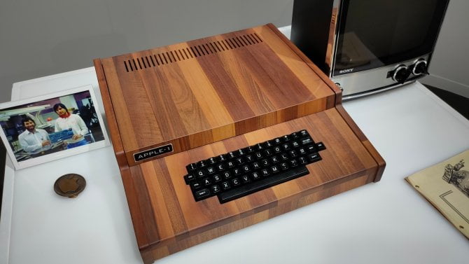 https://i.iinfo.cz/images/Apple - replika prvního počítače vyrobeného Jobsem a Wozniakem