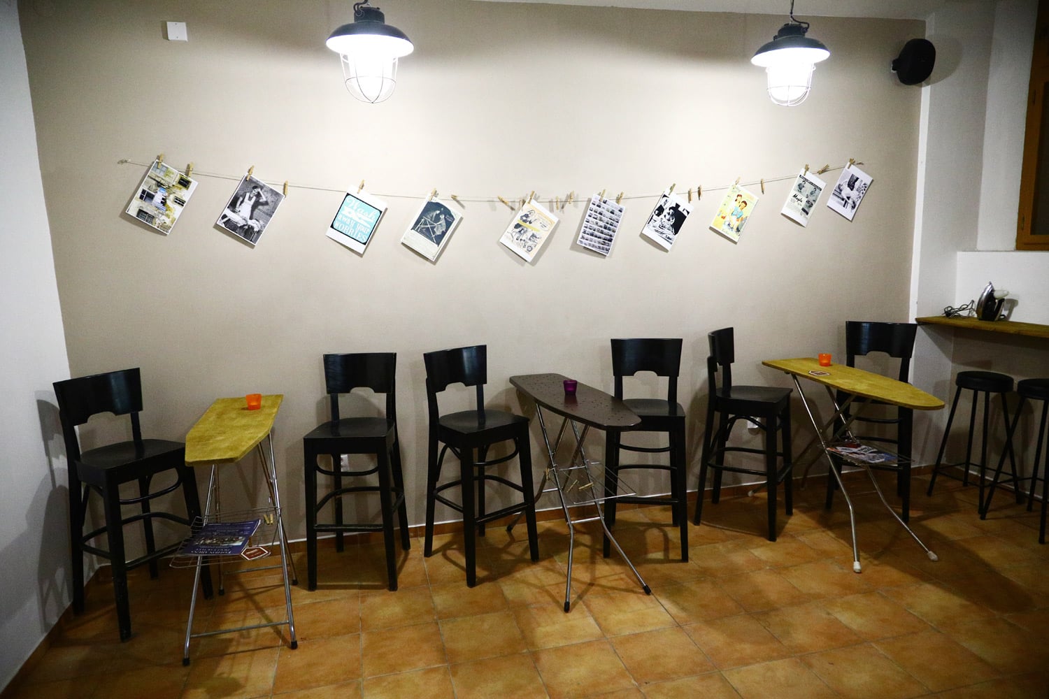 Při pohledu na žehlicí prkna možná zamrazí, tady na nich ale podávají lahodné nápoje. Vstupní salónek nabízí interiér prádelny a žehlírny.